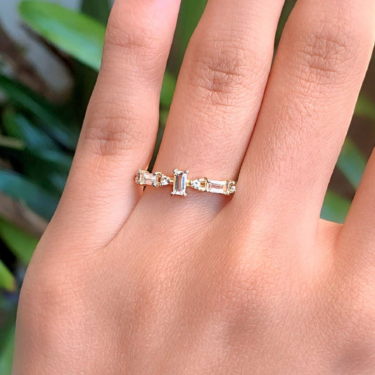 Anel Meia Aliança com Topázios Brancos em Ouro Amarelo 18K