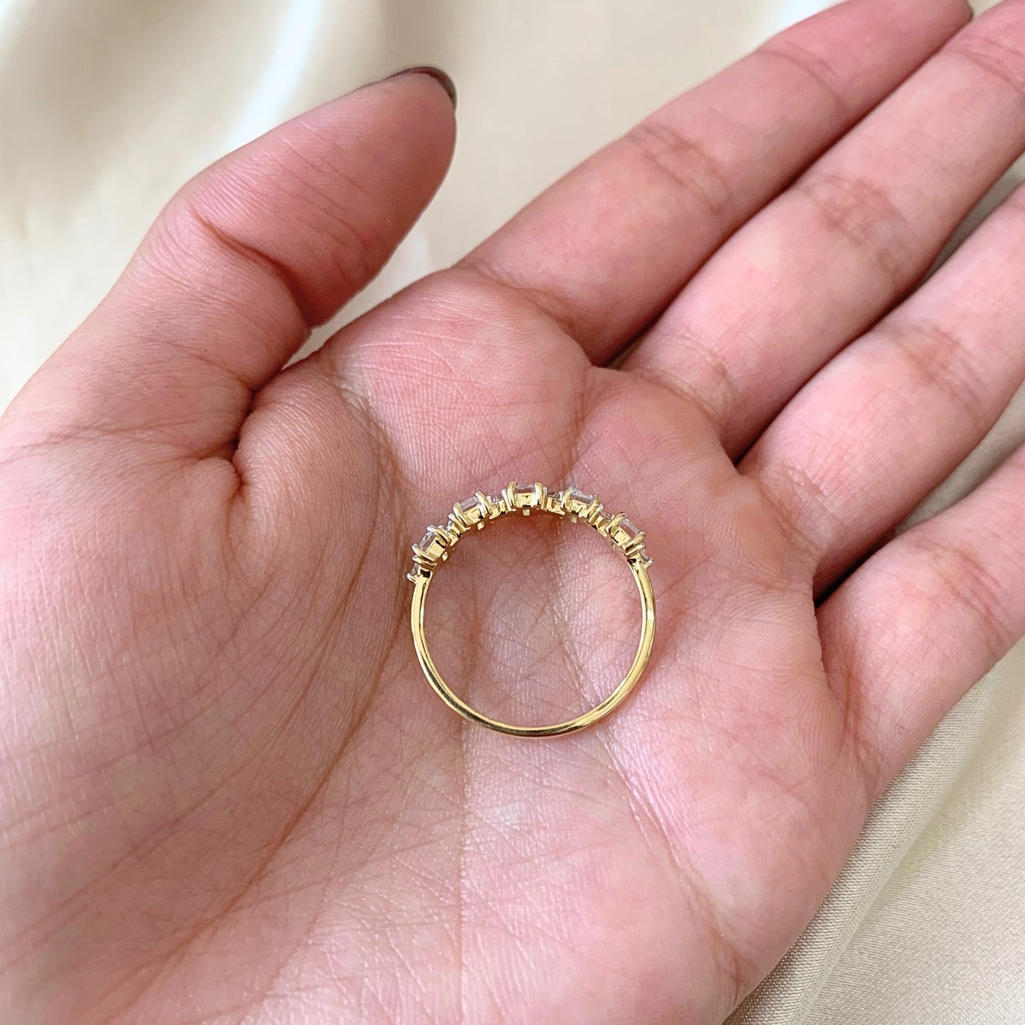 Anel Heavenly com Topázios Brancos em Ouro Amarelo 18K