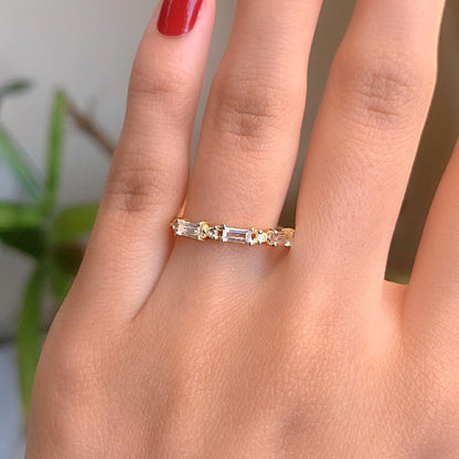 Anel Meia Aliança Luminous com Topázios Brancos em Ouro Amarelo 18K