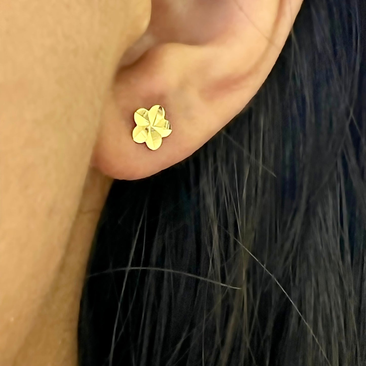 Brinco Flor Diamantada em Ouro Amarelo 18K-750