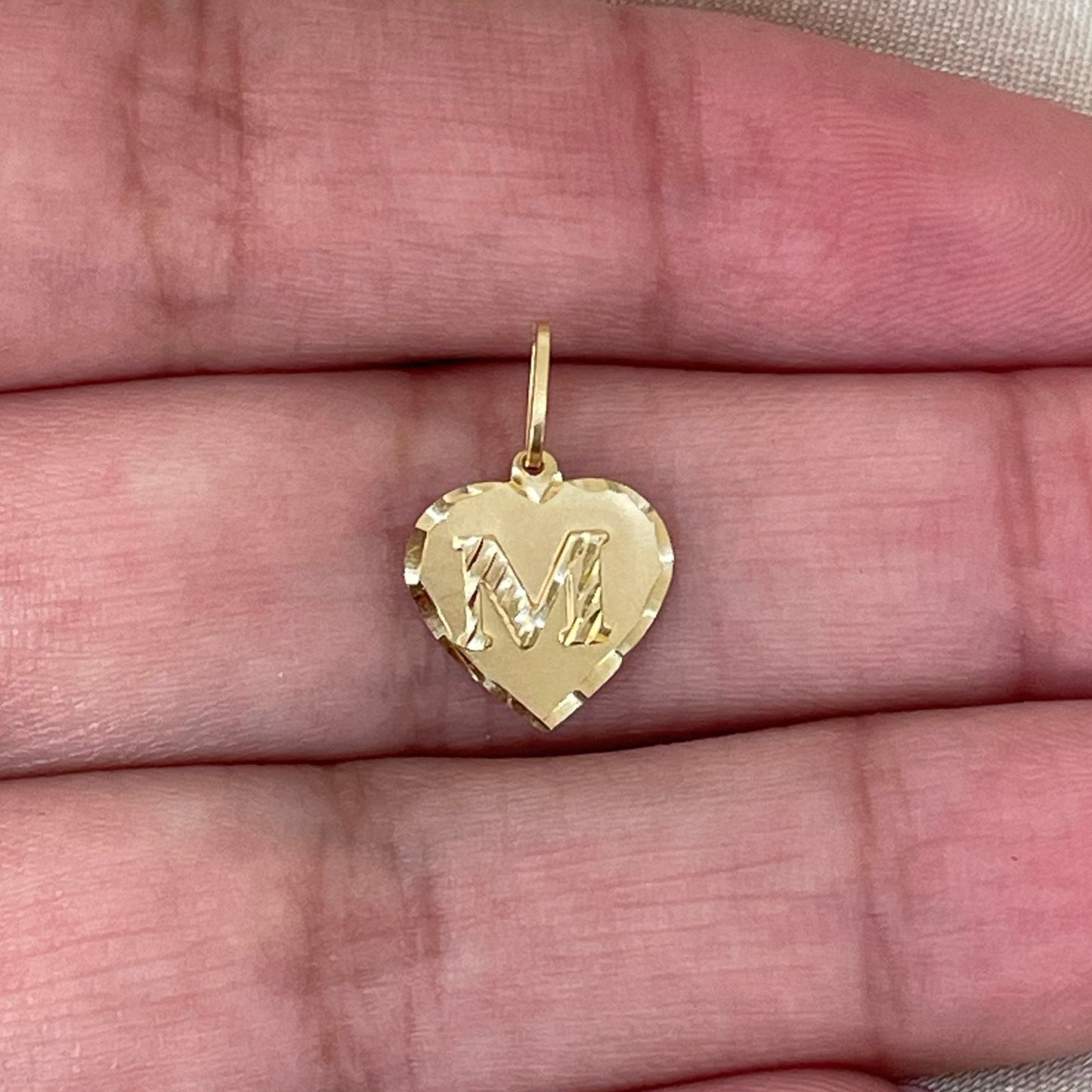Pingente Coração Letra M Diamantado em Ouro Amarelo 18K
