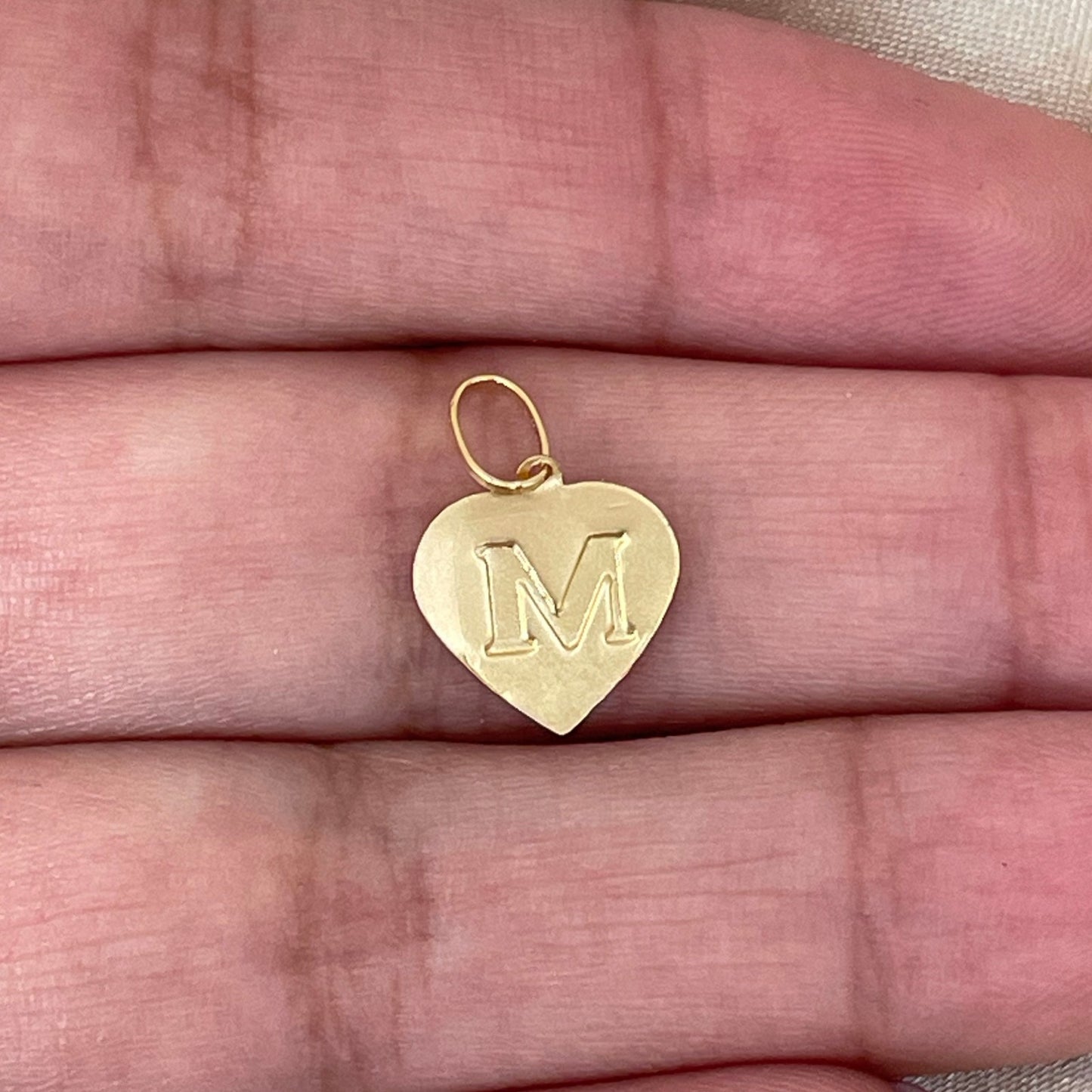 Pingente Coração Letra M Diamantado em Ouro Amarelo 18K