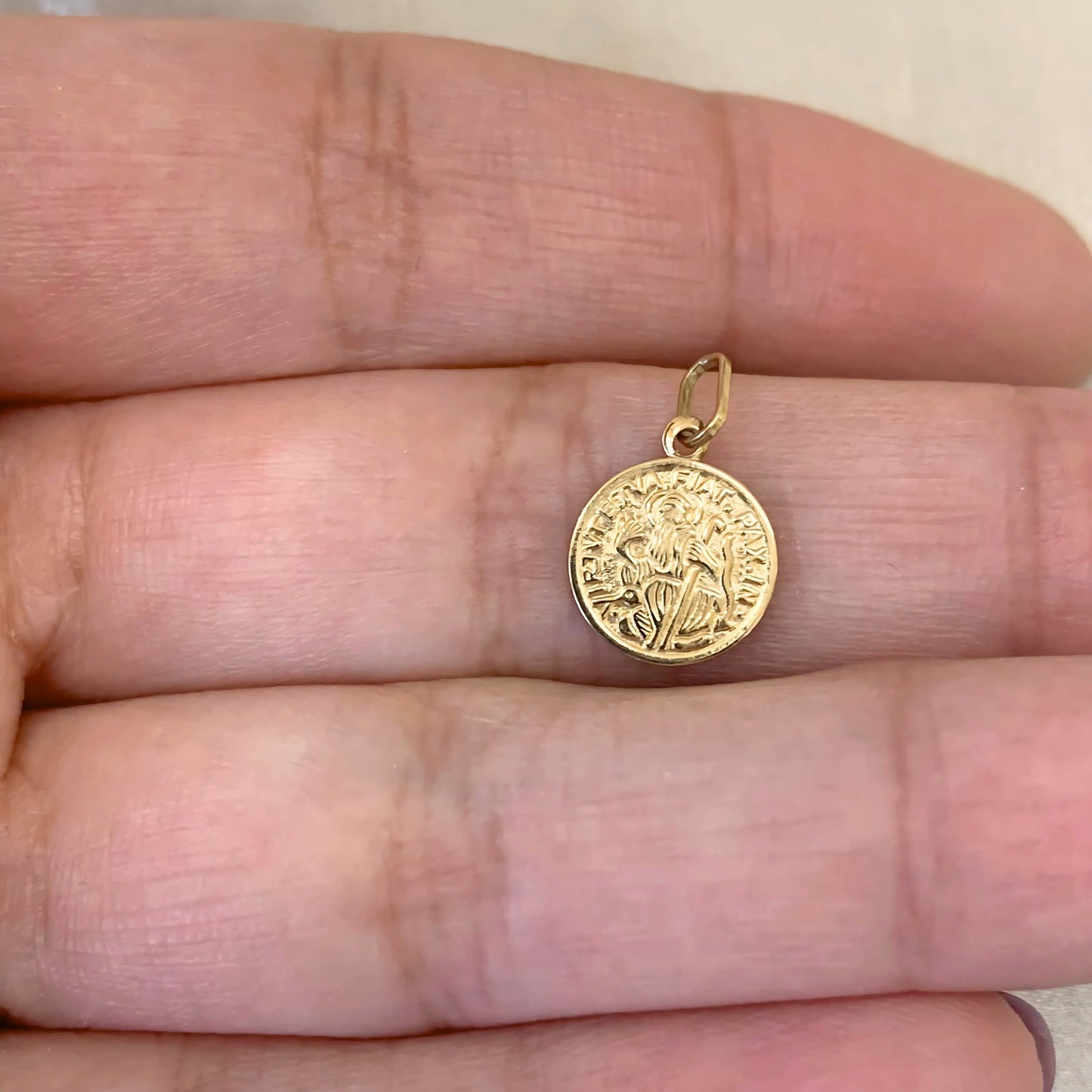 Pingente Mini Medalha São Bento em Ouro Amarelo 18K-750