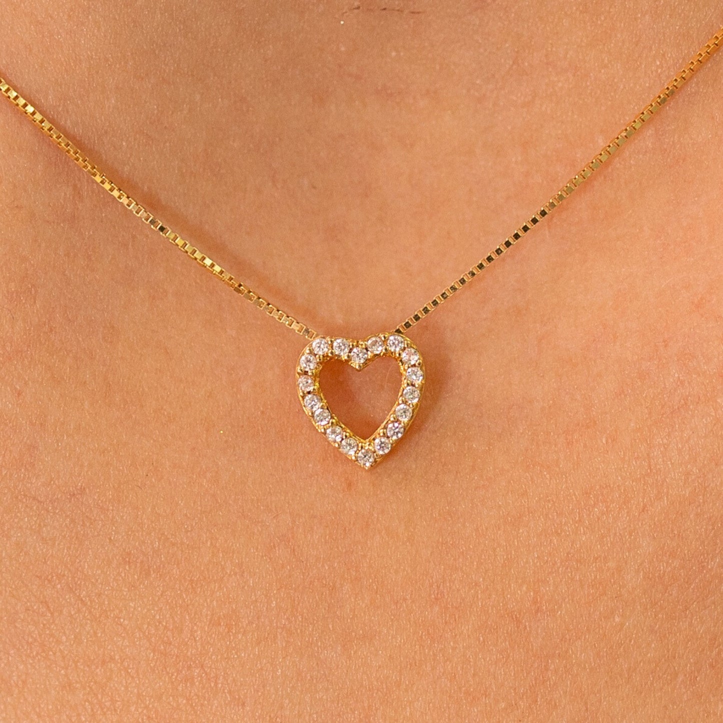 Pingente em Ouro Amarelo 18K Coração Cravejado com Zircônias Vazado