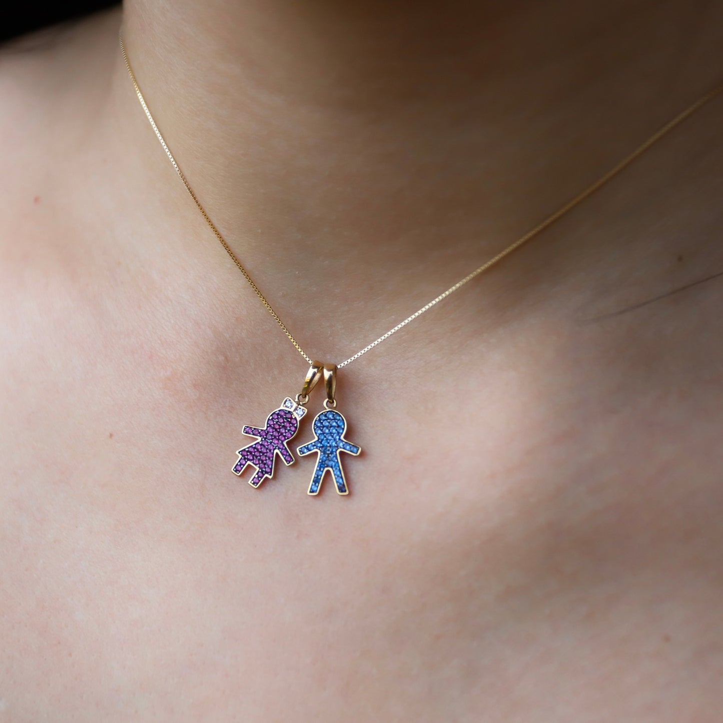 Pingente Menina com Zirconias Vermelhas em ouro amarelo 18k-750