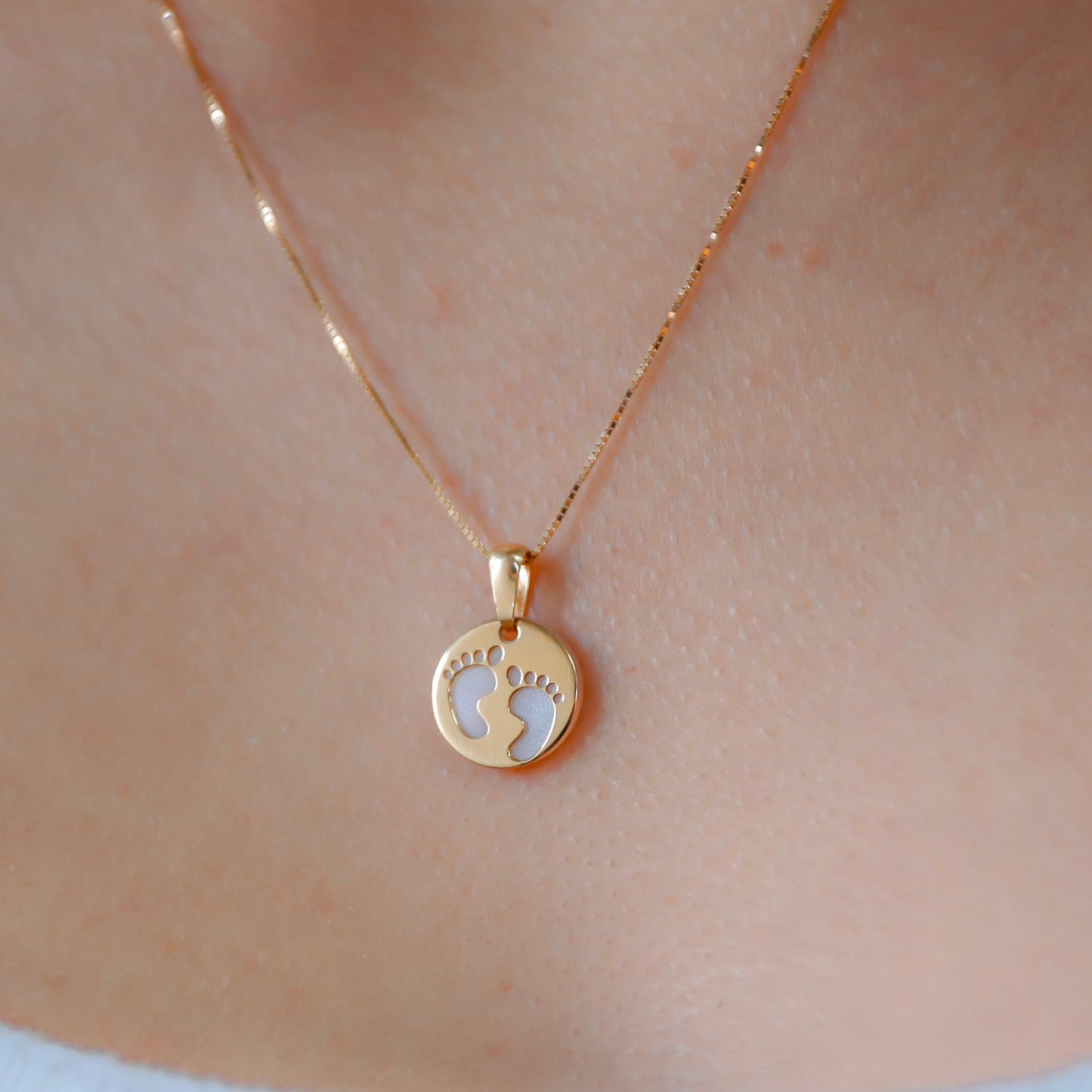 Pingente Pezinhos vazados com chapa de Madrepérola