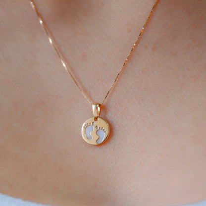 Pingente Pezinhos vazados com chapa de Madrepérola