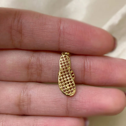 Pingente Chinelo Vazado em Ouro Amarelo 18k-750 com zircônias vermelho rubi.