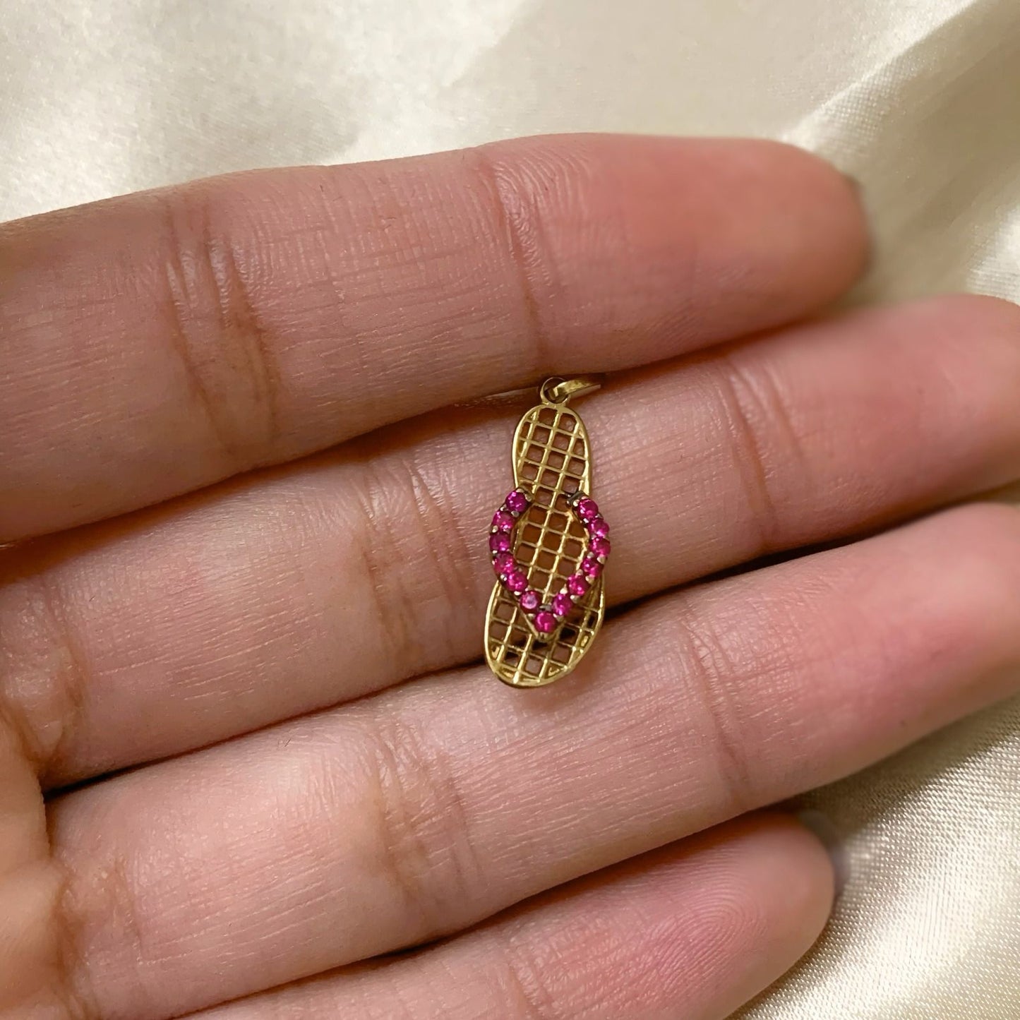Pingente Chinelo Vazado em Ouro Amarelo 18k-750 com zircônias vermelho rubi.