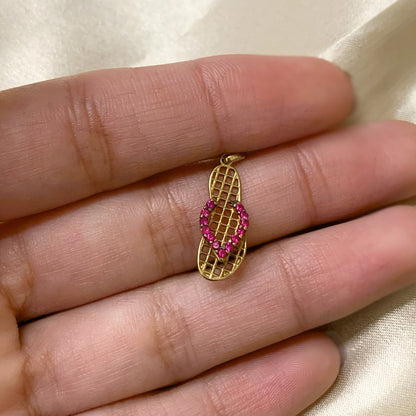 Pingente Chinelo Vazado em Ouro Amarelo 18k-750 com zircônias vermelho rubi.