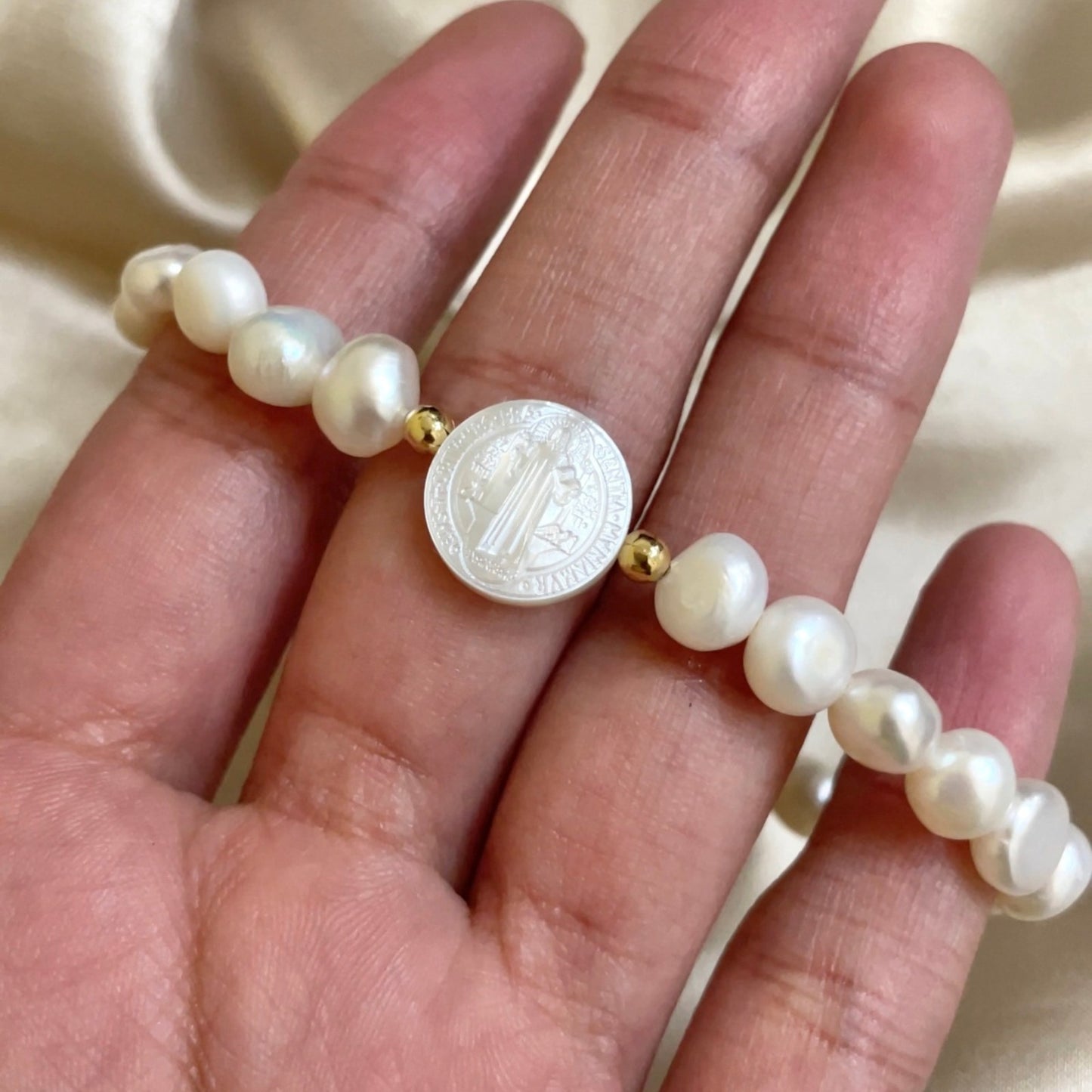 Pulseira de Pérolas Barrocas com medalha de São Bento em Ouro 18K-750