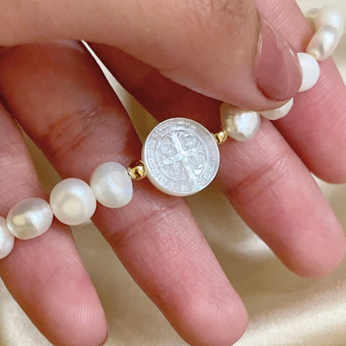 Pulseira de Pérolas Barrocas com medalha de São Bento em Ouro 18K-750