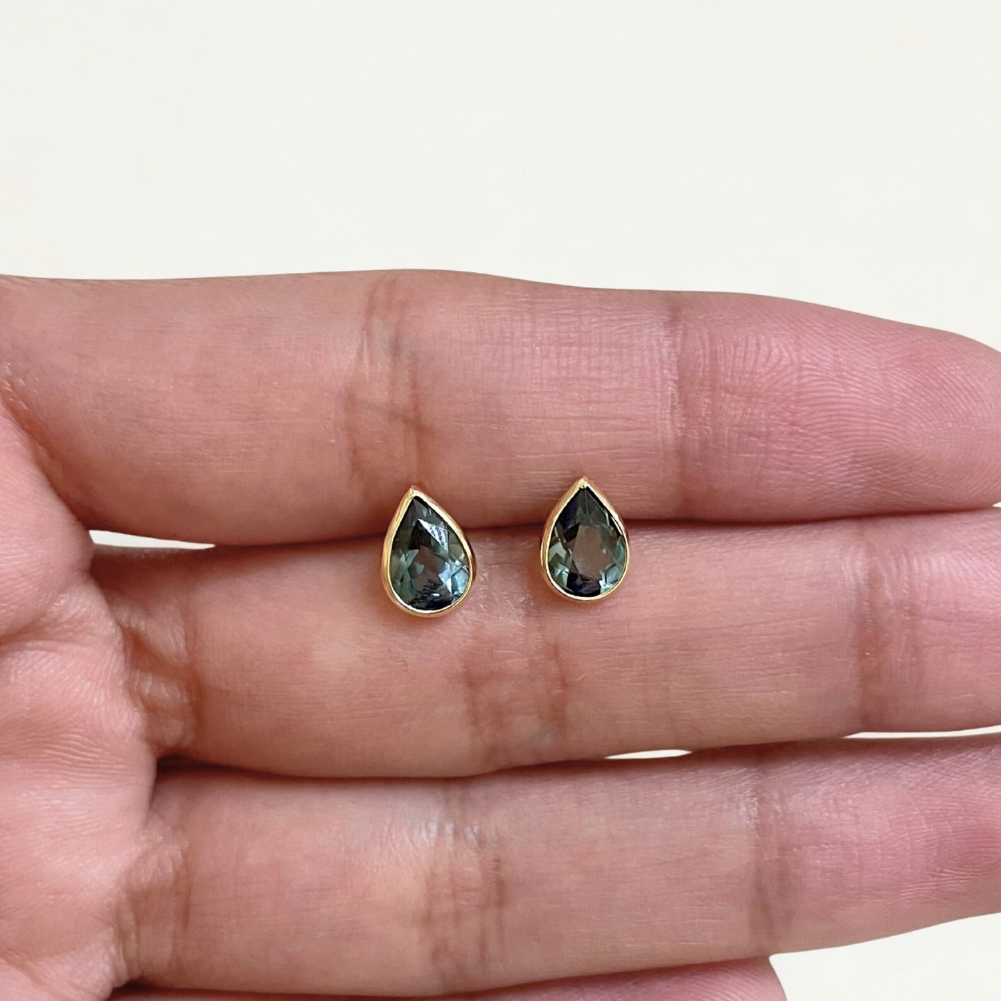 Brinco Elara em Ouro Amarelo 18K-750, com Quartzo Preto