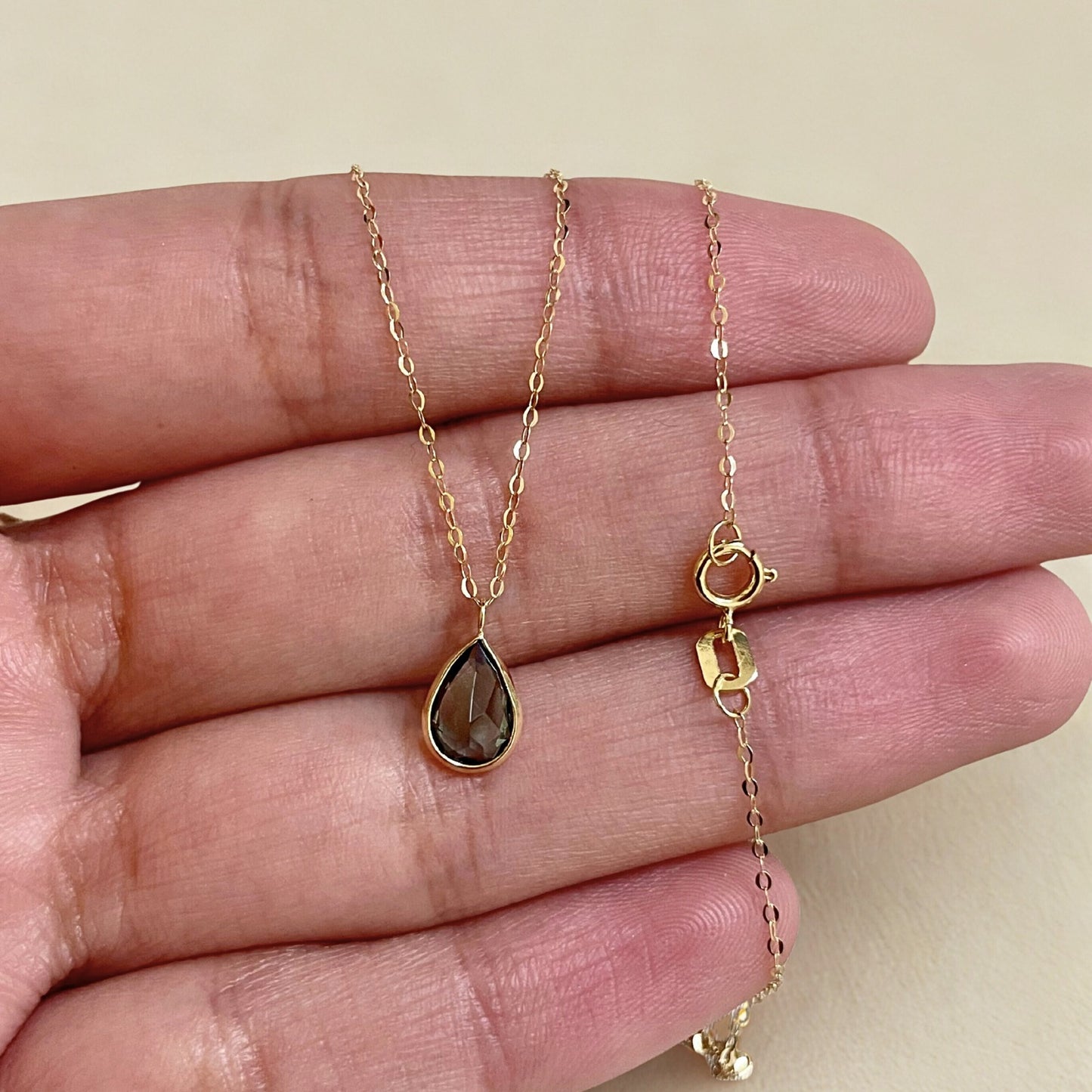 Gargantilha Elara em Ouro Amarelo 18K-750, com Quartzo Preto