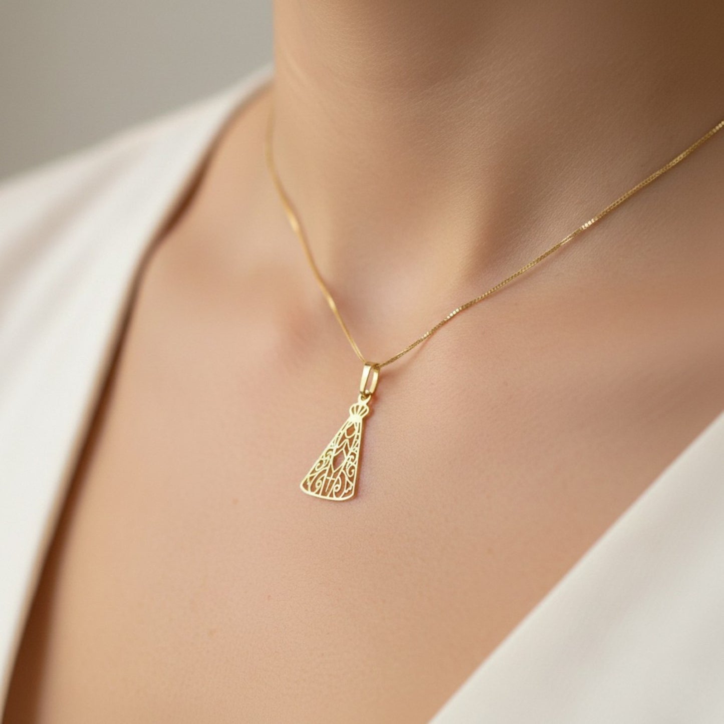 Pingente Nossa Senhora Vazada em Ouro Amarelo 18K