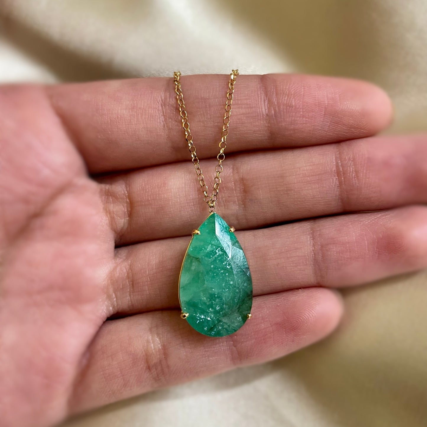 Gargantilha Com Esmeralda Gota em Ouro Amarelo 18K-750