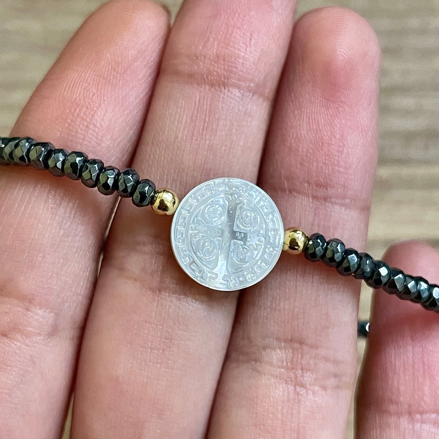 Pulseira de Hematitas com medalha madrepérola de São Bento  Ouro 18K-750