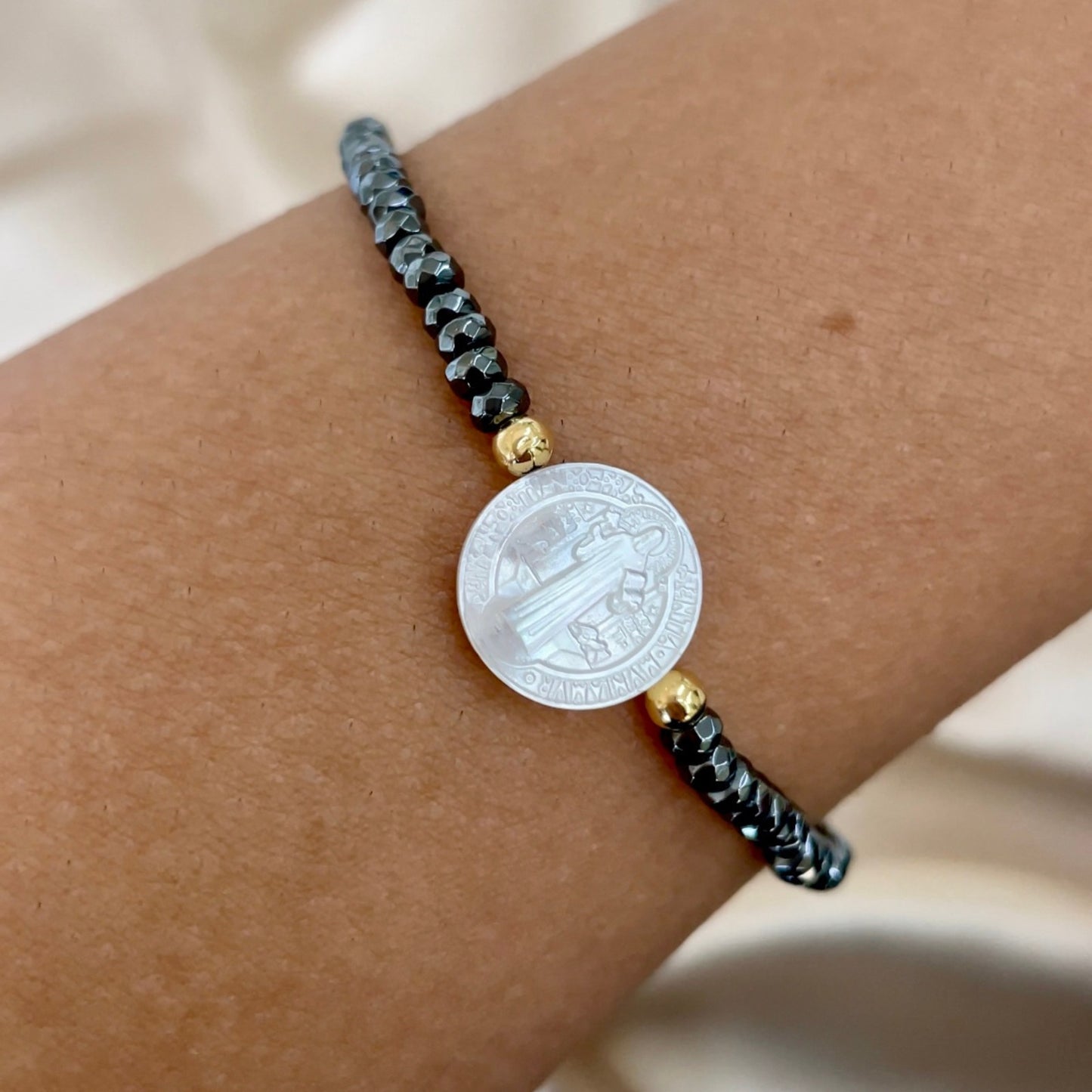 Pulseira de Hematitas com medalha madrepérola de São Bento  Ouro 18K-750