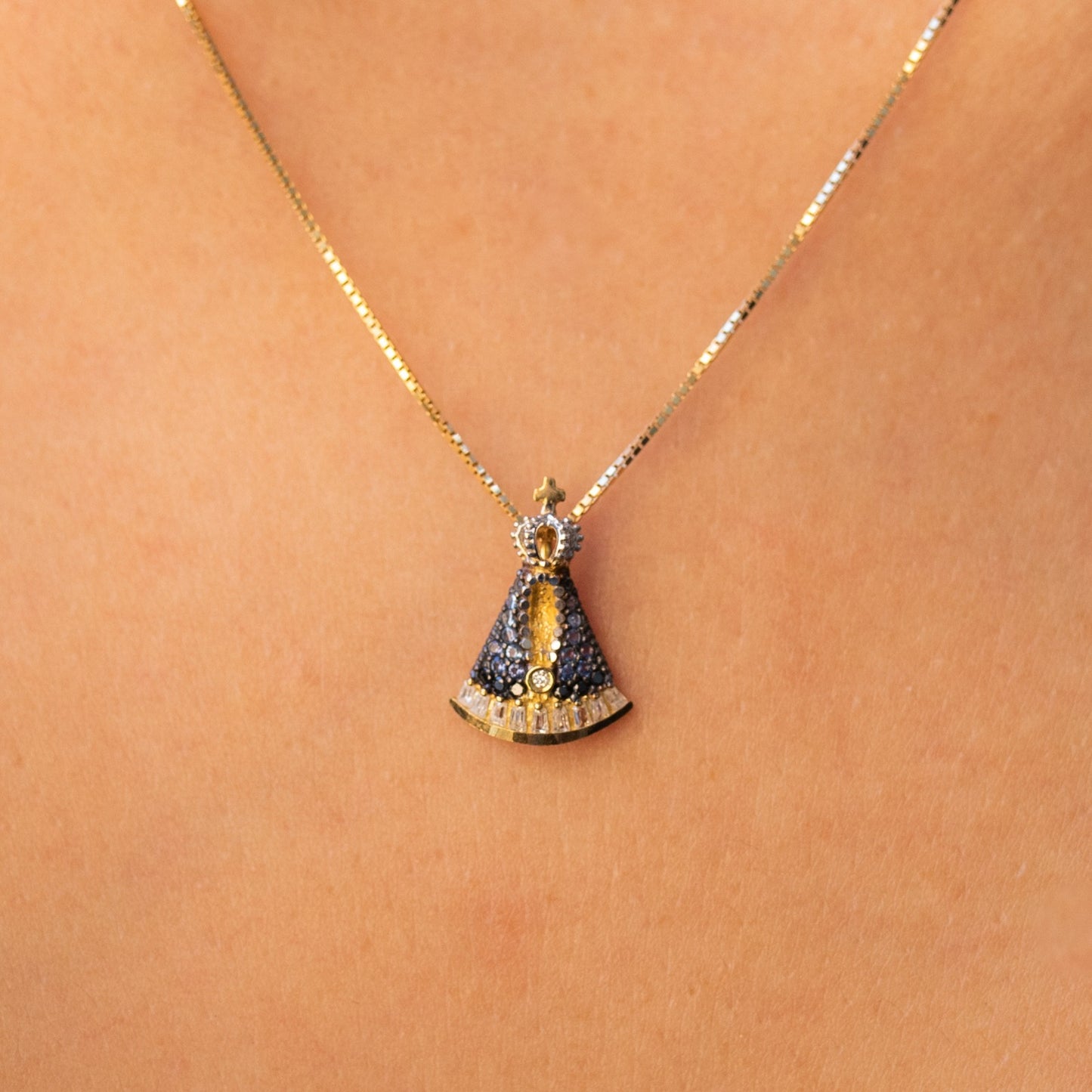 Pingente Nossa Senhora Aparecida em Ouro Amarelo 18K, zircônias degradê
