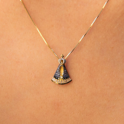 Pingente Nossa Senhora Aparecida em Ouro Amarelo 18K, zircônias degradê