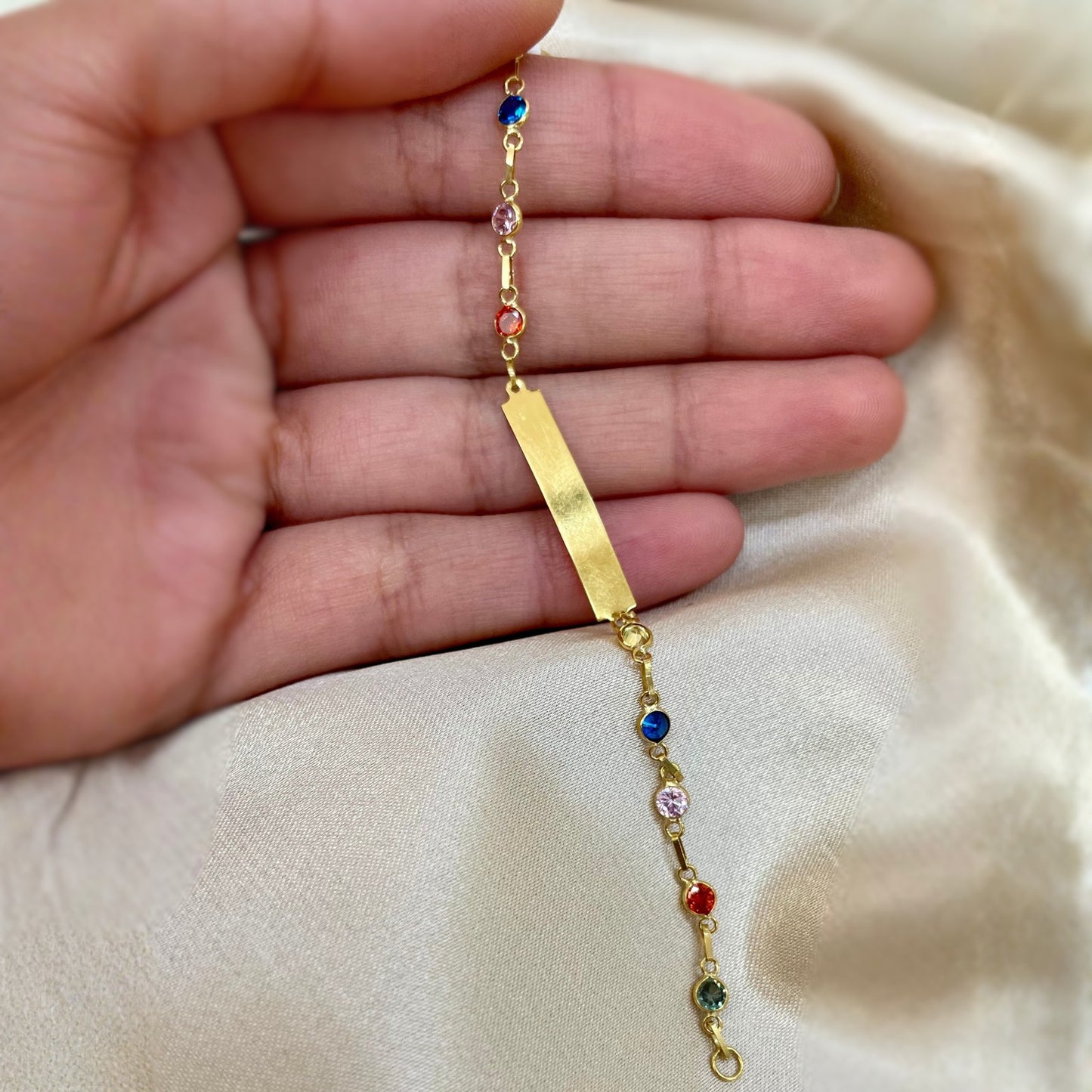 Pulseira Infantil Chapa com Zircônias Coloridas em Ouro Amarelo 18K-750