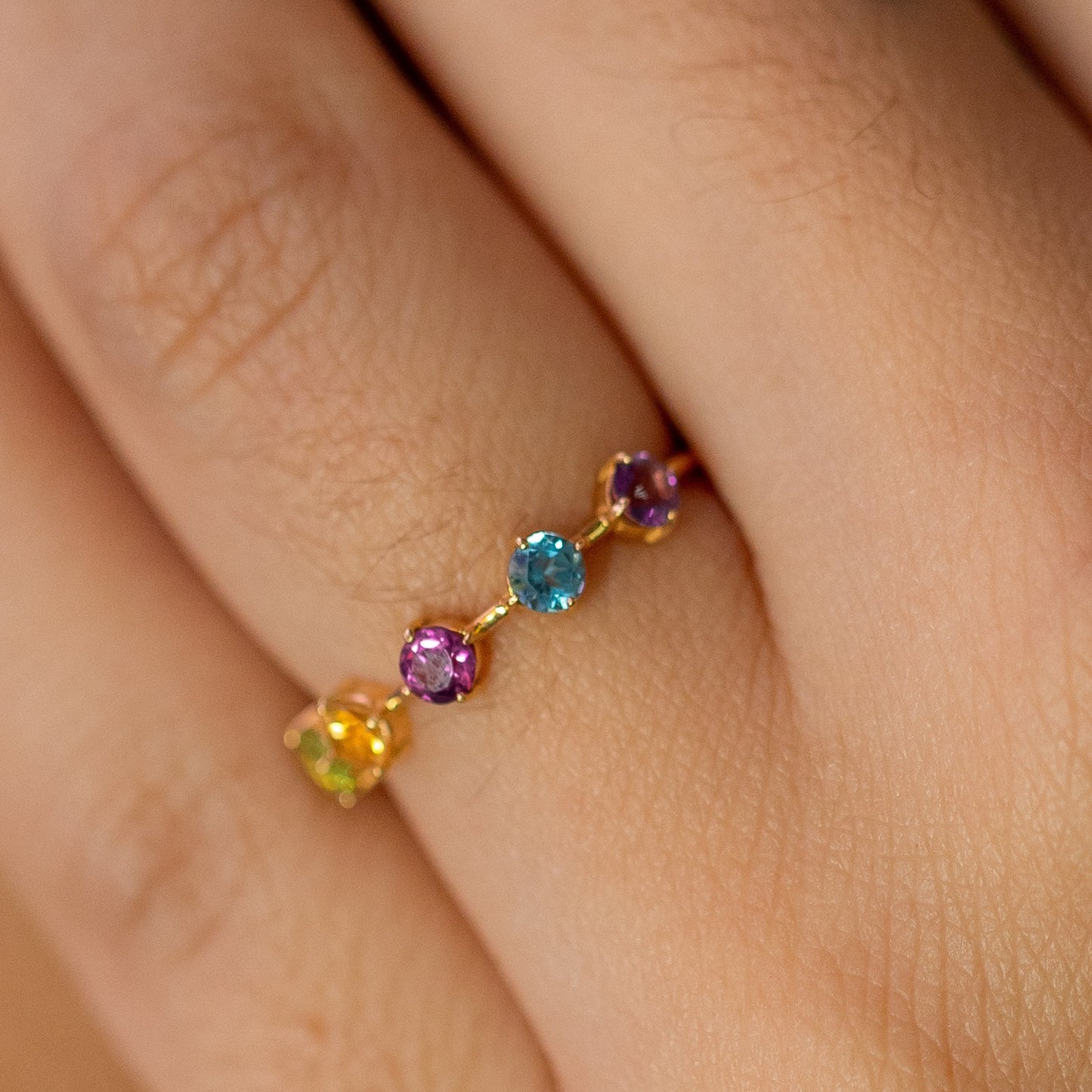 Anel Meia Aliança com Pedras Naturais em Ouro Amarelo 18K-750