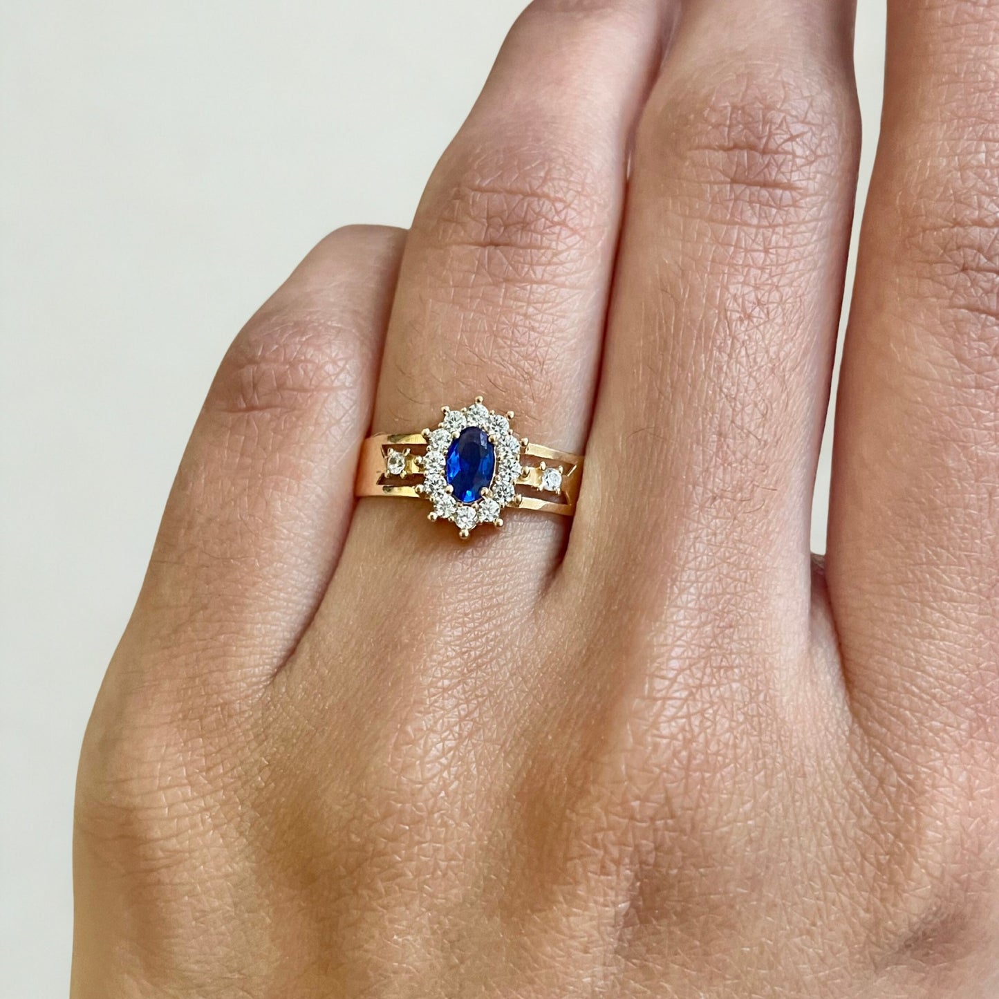 Anel de Formatura Ovallé em Ouro Amarelo 18K-750, com zircônias