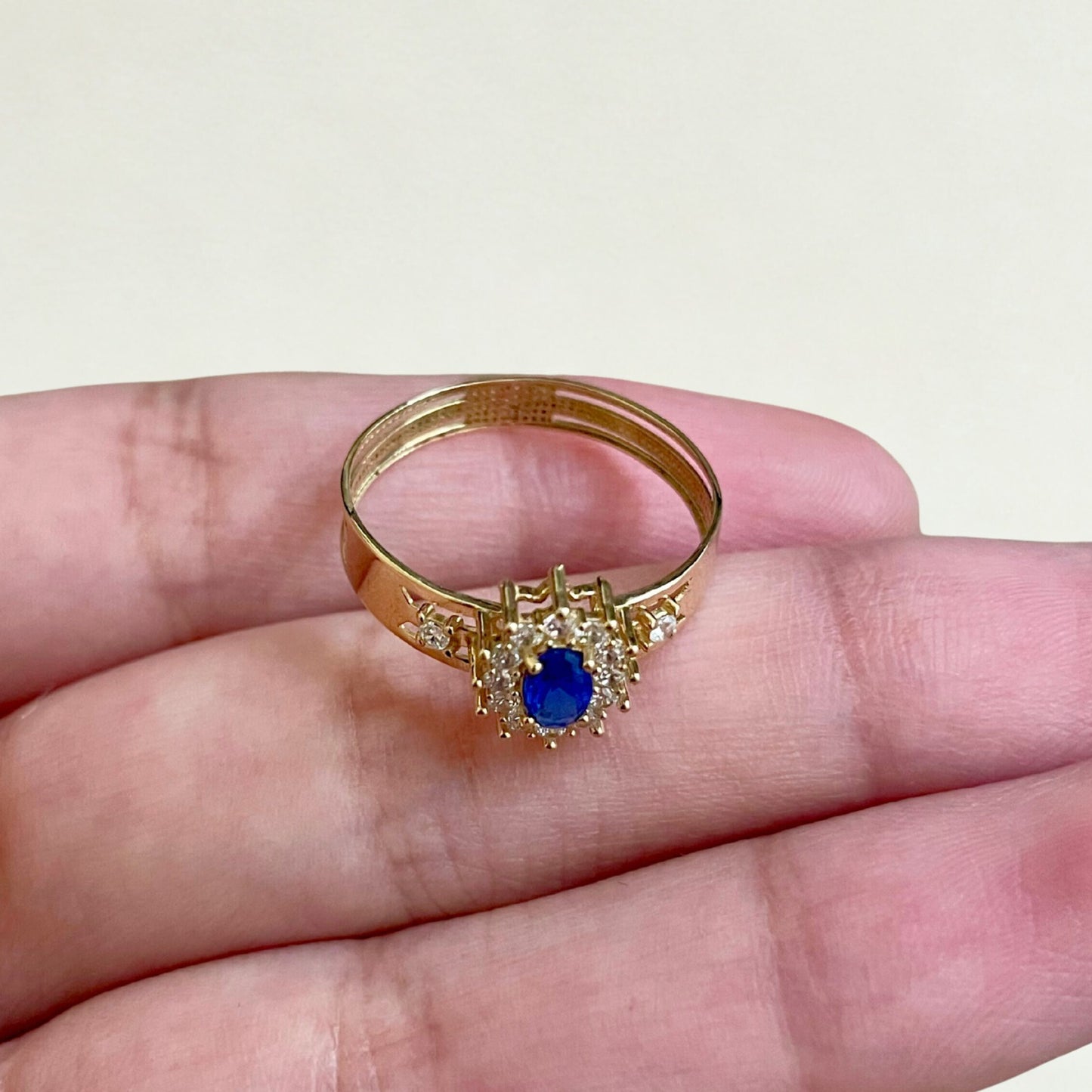 Anel de Formatura Ovallé em Ouro Amarelo 18K-750, com zircônias