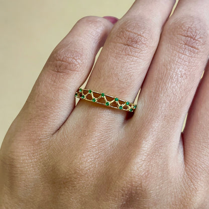 Anel Meia Aliança Tessela em Ouro Amarelo 18K-750, com zircônias verdes