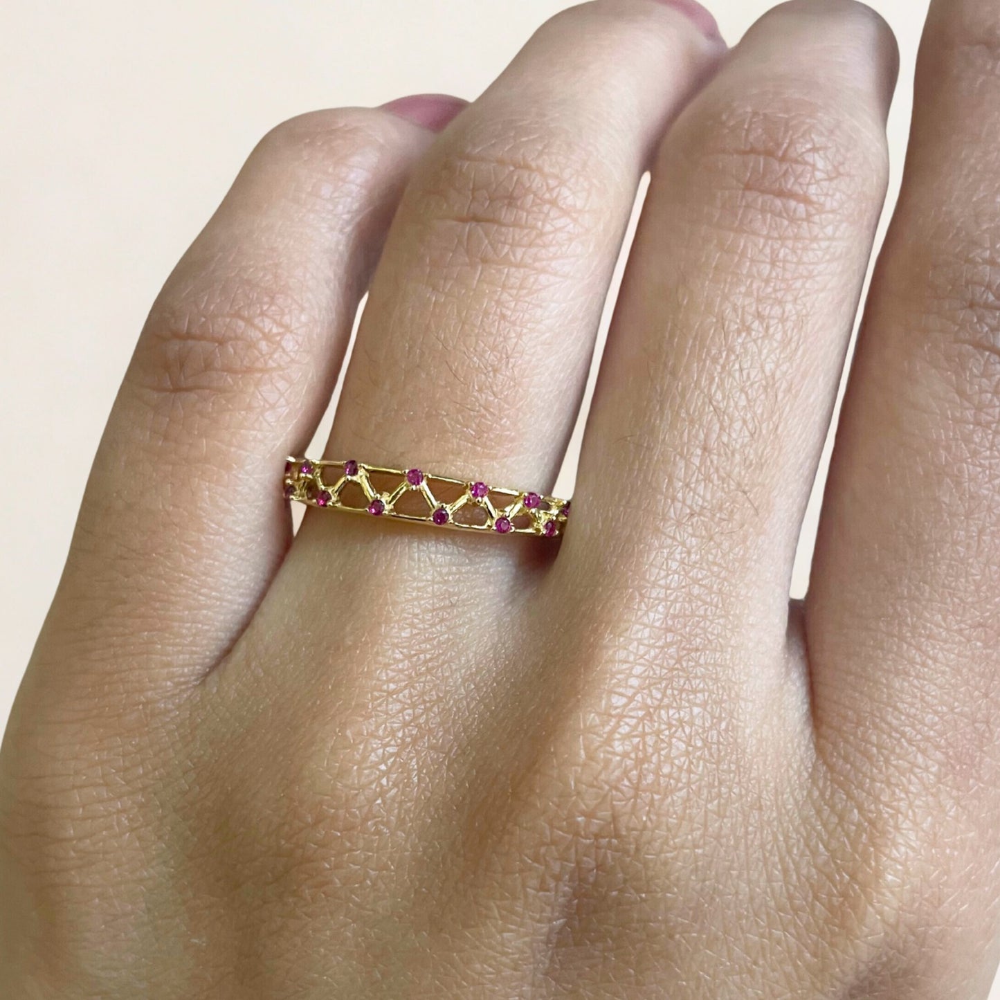 Anel Meia Aliança Tessela em Ouro Amarelo 18K-750, com zircônias vermelhas