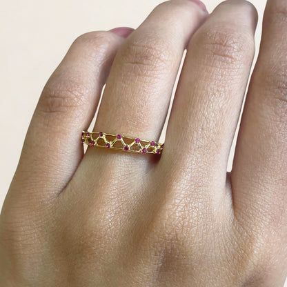 Anel Meia Aliança Tessela em Ouro Amarelo 18K-750, com zircônias vermelhas