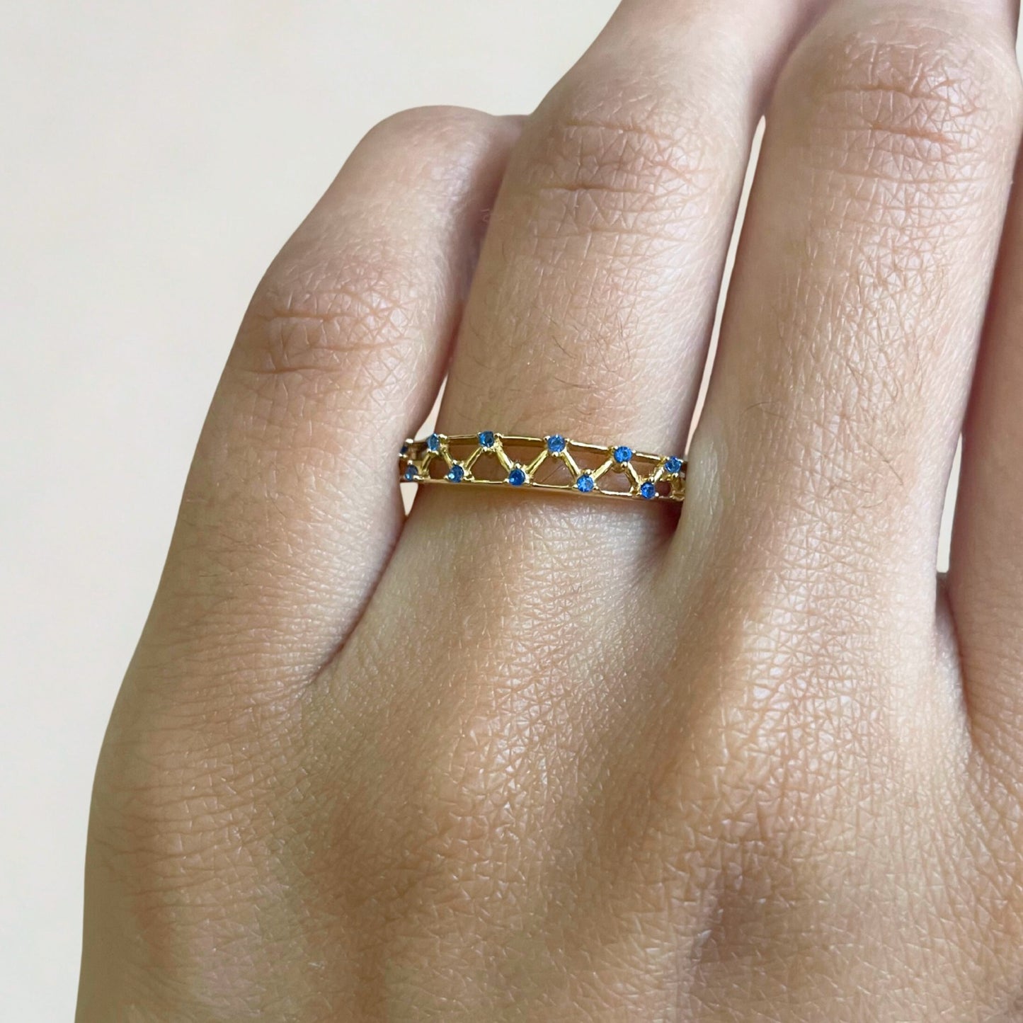 Anel Meia Aliança Tessela em Ouro Amarelo 18K-750, com zircônias safiras azuis