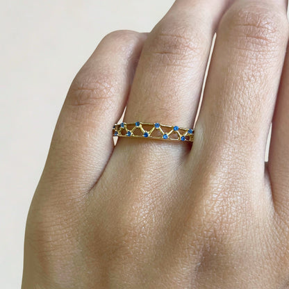 Anel Meia Aliança Tessela em Ouro Amarelo 18K-750, com zircônias safiras azuis