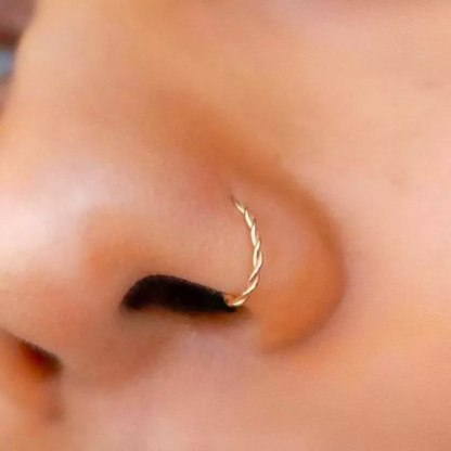 Piercing em Ouro Amarelo 18k para nariz – argolinha torcida