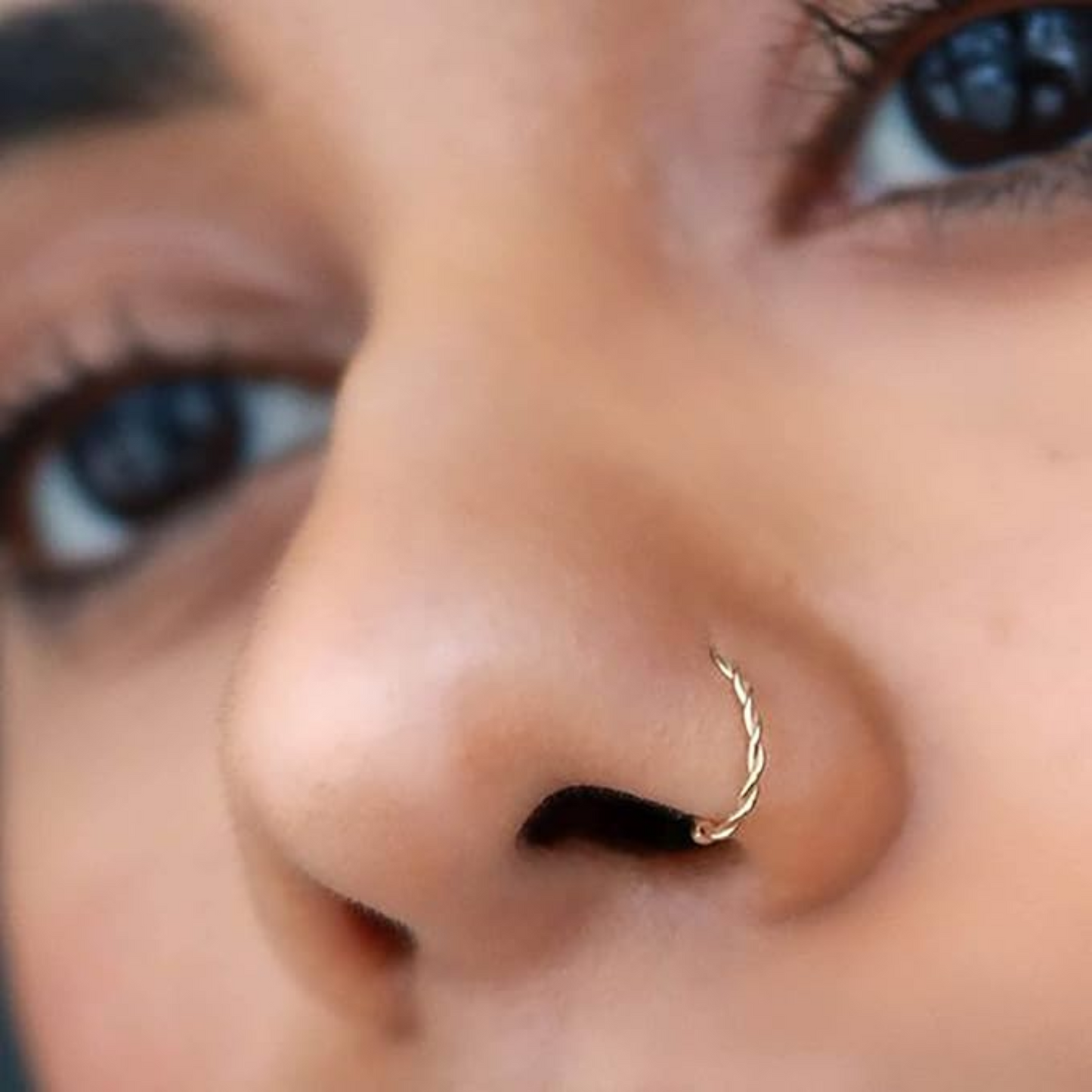 Piercing em Ouro Amarelo 18k para nariz – argolinha torcida