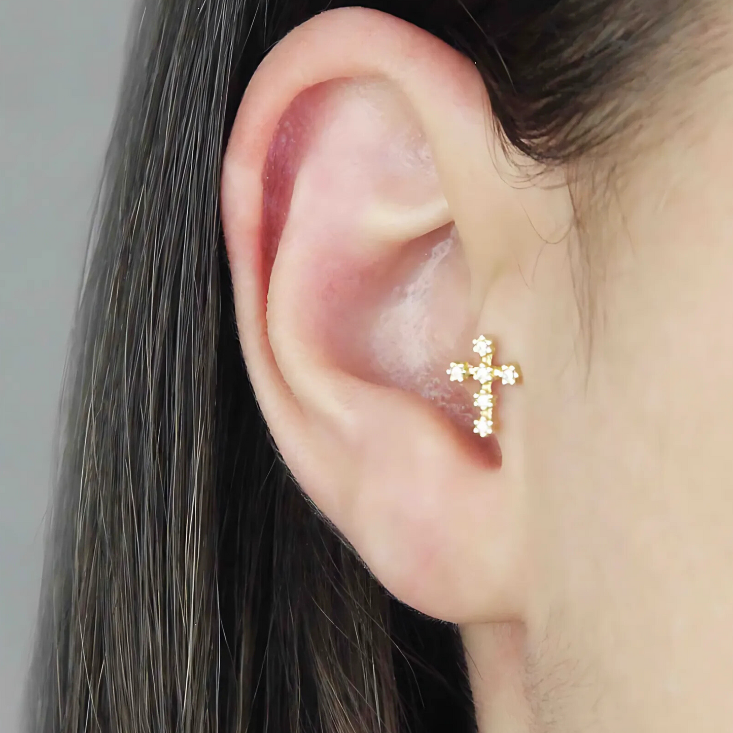 Piercing em Ouro Amarelo 18k para orelha – cruz com zirconias brancas