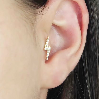 Piercing em Ouro Amarelo 18k para orelha – raio com zirconias brancas