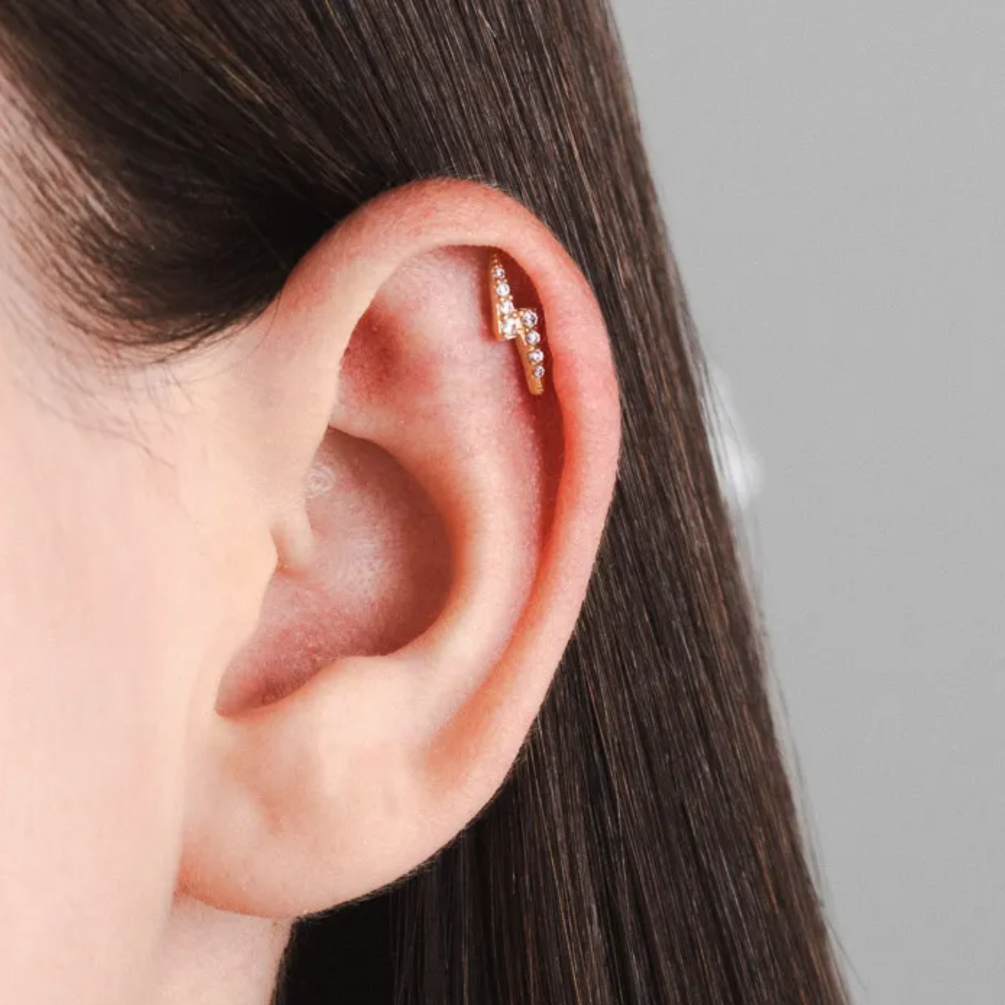 Piercing em Ouro Amarelo 18k para orelha – raio com zirconias brancas