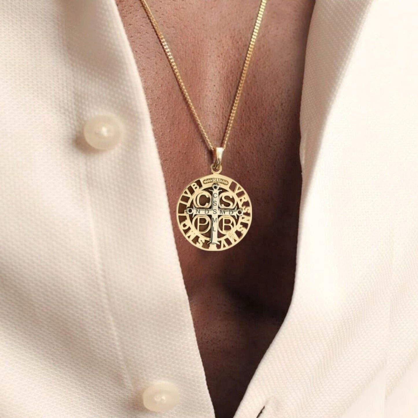Pingente em Ouro Amarelo 18k - São Bento com Detalhe Rodinado