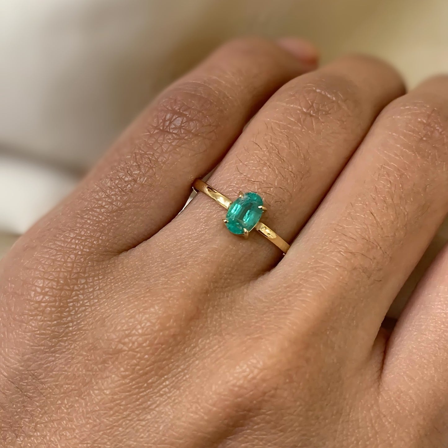 Anel com Esmeralda Oval em Ouro Amarelo 18K-750