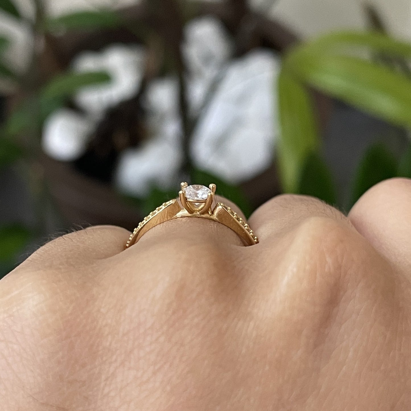 Anel Aurora em Ouro Amarelo 18K-750, com zircônias