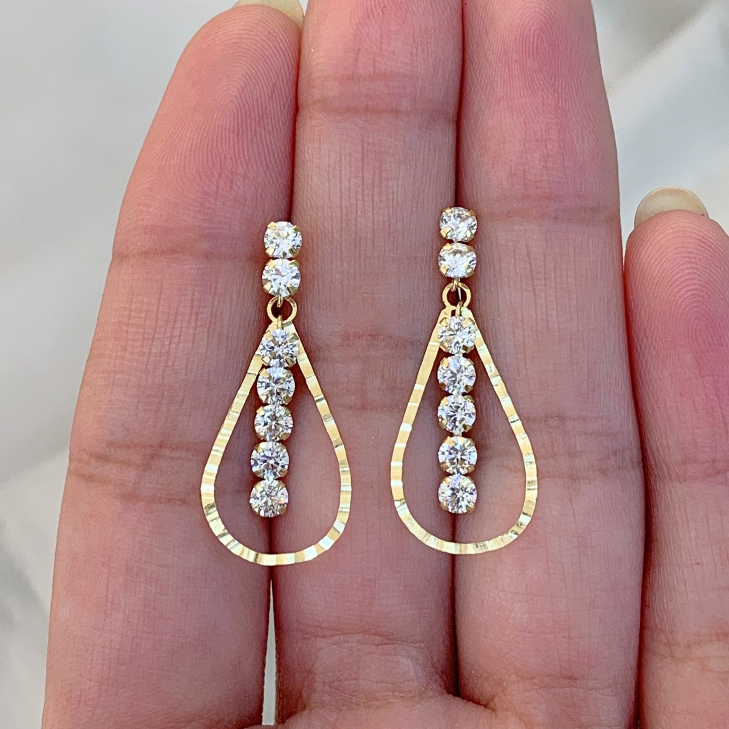Brinco Gota de Luz em Ouro Amarelo 18K, com zircônias
