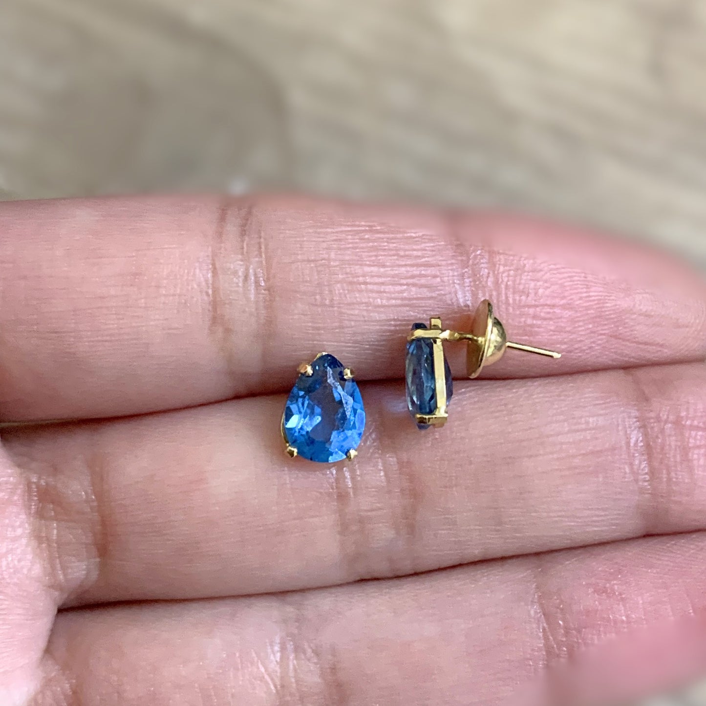 Brinco Night em Ouro Amarelo 18K, com topázios london