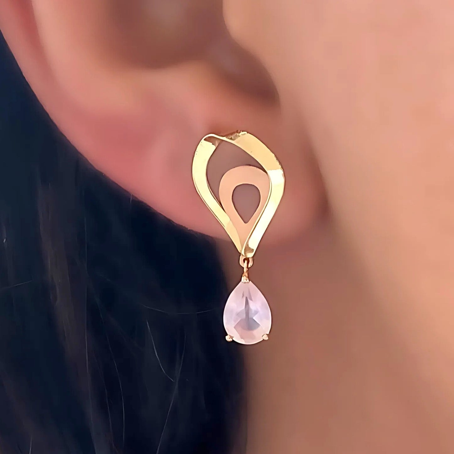 Brinco Rosalie em Ouro Amarelo 18K, com quartzos rosas - Coleção Goccia