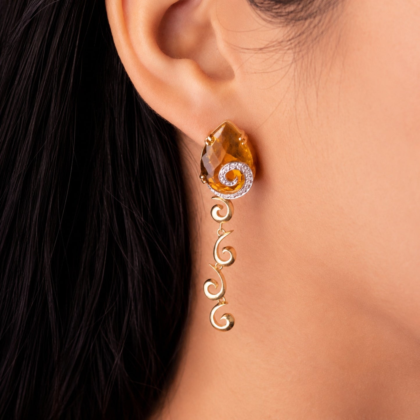 Brinco Arabesque d'Or em Ouro Amarelo 18K, com citrinos e brilhantes