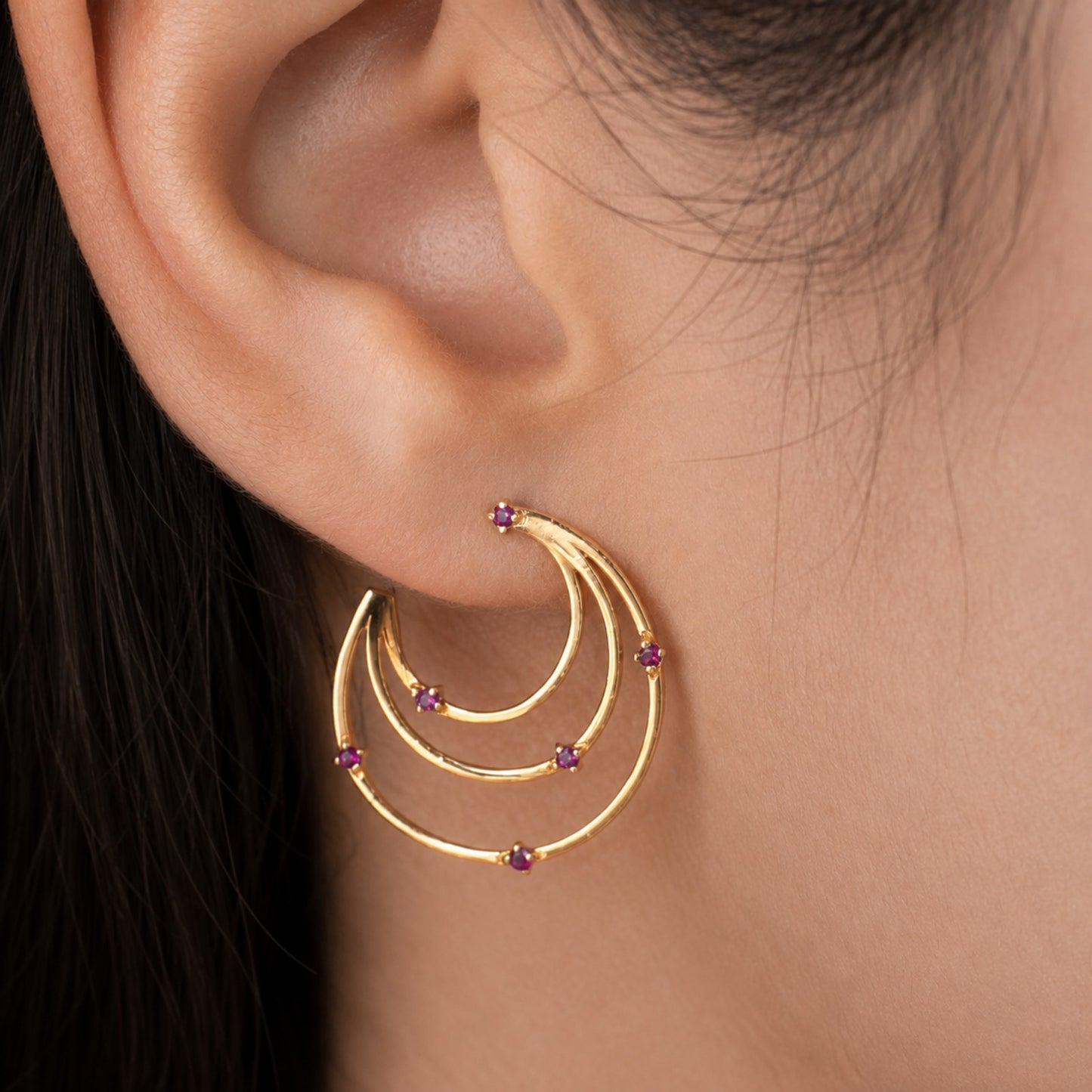 Brinco Luna em Ouro Amarelo 18K, com rubis