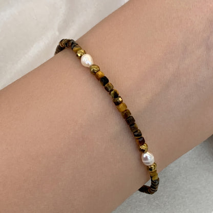 Pulseira em Nylon, com olhos-de-tigre, pérolas barrocas e hematitas douradas