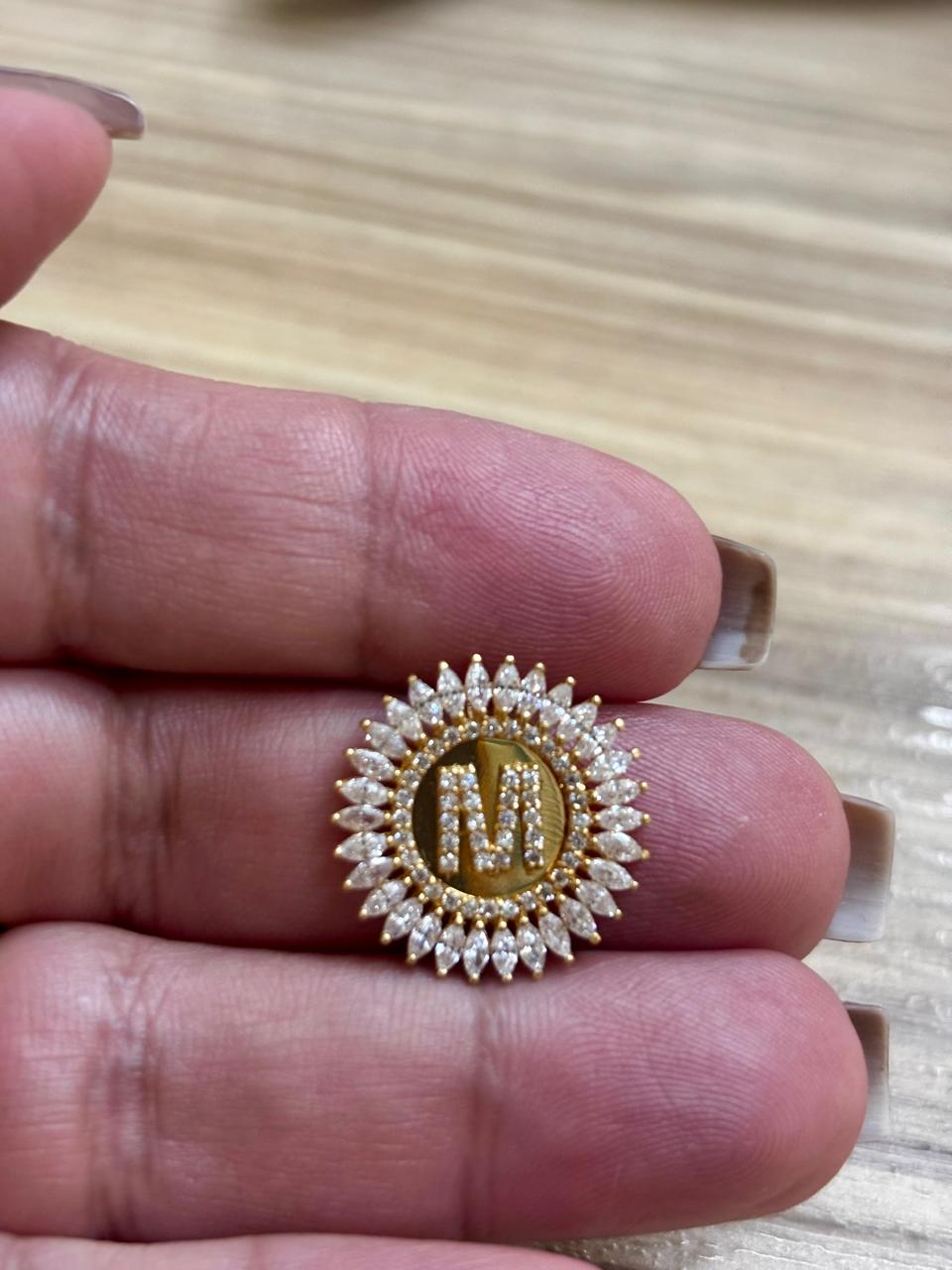 Pingente Mandala com Letra M em Ouro amarelo 18K, Com Zircônias