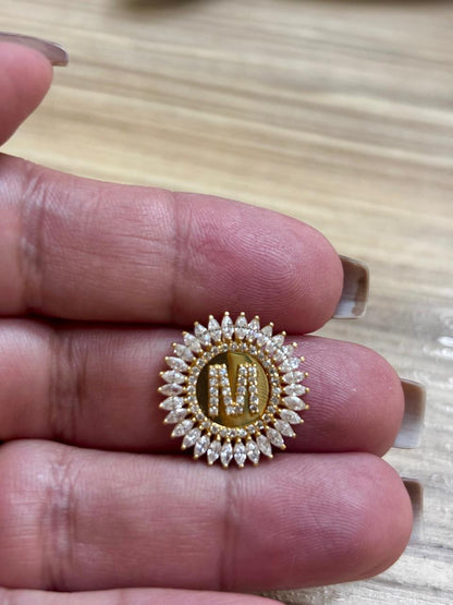 Pingente Mandala com Letra M em Ouro amarelo 18K, Com Zircônias