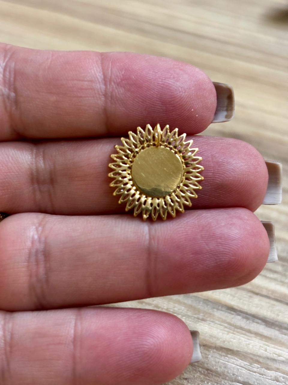 Pingente Mandala com Letra M em Ouro amarelo 18K, Com Zircônias